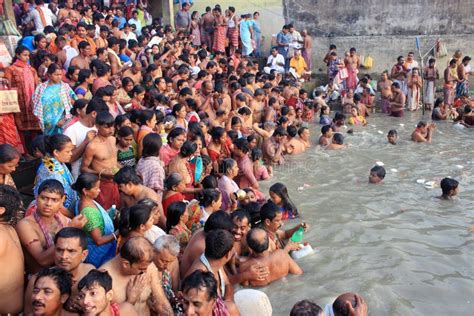 Varanasi Inde Octobre Les Personnes Indoues Prennent Un Bain