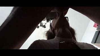 Aperçu Une milf fait une fellation rapide avec une explosion de sperme dans la bouche