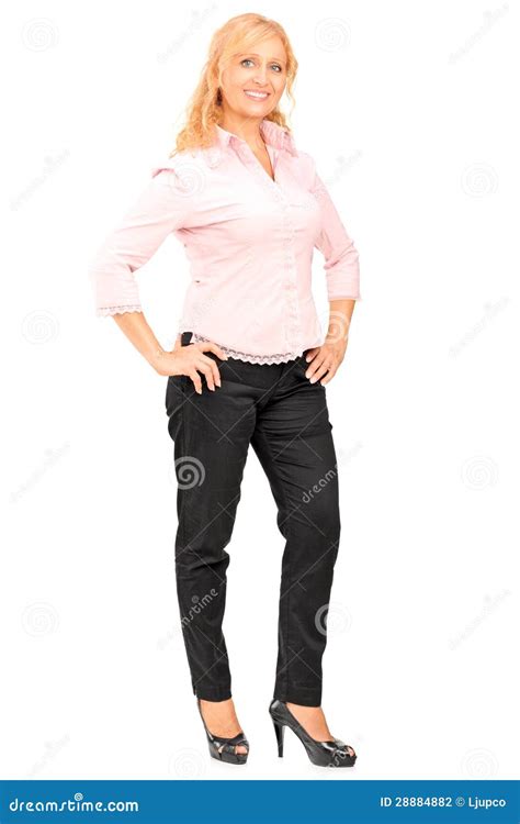 Volledig Lengteportret Van Een Mooie Blonde Rijpe Vrouw Stock Foto Image Of Achtergrond