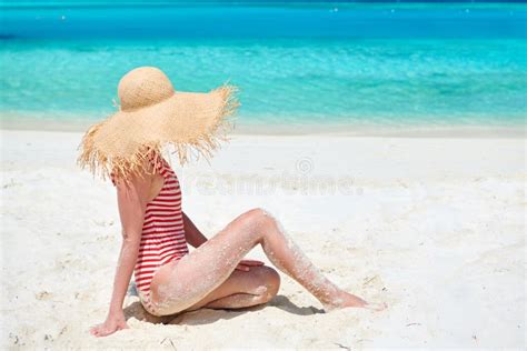 Mujer En Traje De Ba O De Una Sola Pieza En La Playa Imagen De Archivo Imagen De Bikini