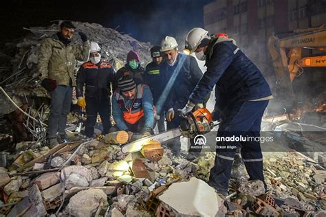 Çin den gelen 290 kişilik ekip deprem bölgesinde hayat kurtarıyor