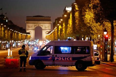 Attentato Terroristico in Francia sugli Champs Elysées Auto contro Polizia