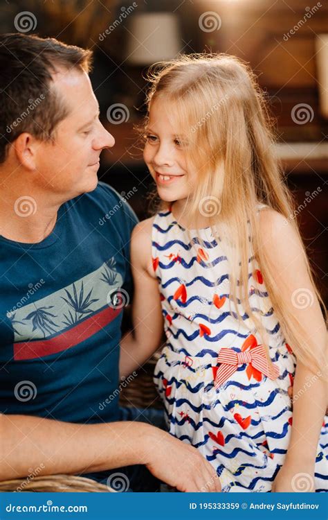 Papa S est Amusé Avec La Fille Blonde Mignonne Image stock Image du joie jour 195333359