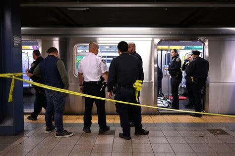 Man Dies On Nyc Subway After Being Placed In Chokehold The New York Times