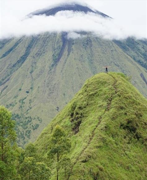 Gunung Inerie Piramida Yang Mengagumkan Di Bumi Flores Gunung