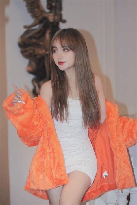Hớ hênh để lộ hàng trong lúc đu trend hot Tiktoker nóng bỏng nhất Gen Z nhận về vô vàn lời cà