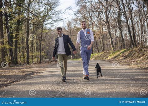 Vista Frontal Dos Hombres Gay Caminando En El Bosque En La Carretera Asfaltada Juntos Tomemos