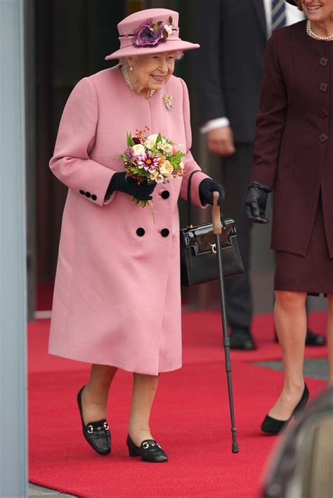 La Reina Isabel Obligada A Bajar El Ritmo De Trabajo Por Salud