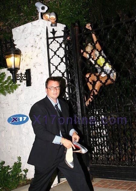 Paris Hilton Climbs The Gate To Her Parents House Paris Hilton Pop