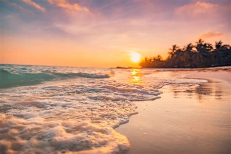 Premium Photo Closeup Waves Splashing In Tropical Island Beach