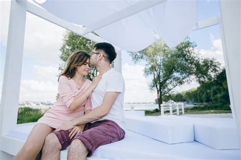 Homem que beija a testa de sua namorada Foto Grátis