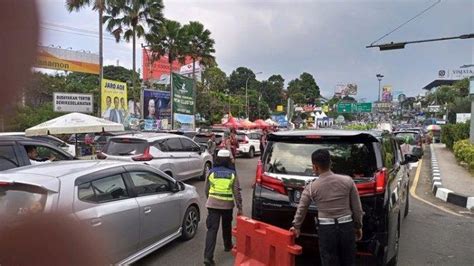 Terjebak Macet Berjam Jam Saat Ke Puncak Bogor Wisatawan Nyerah Dan