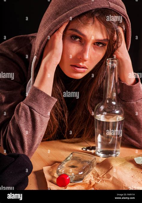 Drunk Girl Holding Bottle Vodka Banque Dimage Et Photos Alamy