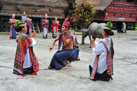 Traditional Batak Dancers in Toba Lake Editorial Photo - Image of house, tropical: 73639241