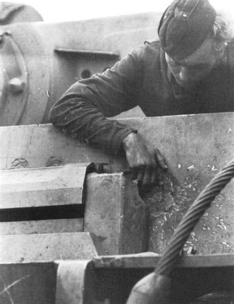 German tanker inspects damaged Tiger [1566x2041] : r/GermanWW2photos