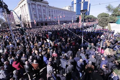 Opozita proteston sot para Kuvendit të Shqipërisë Policia me masa të