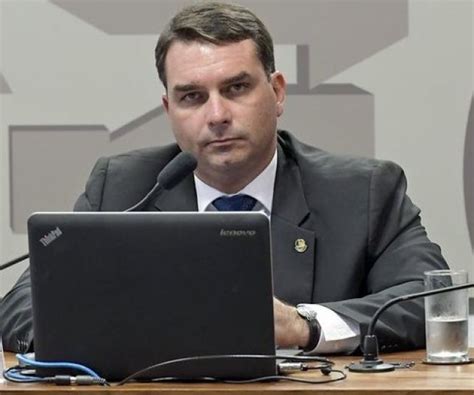 Notícias Flávio Bolsonaro renuncia ao cargo de terceiro secretário da