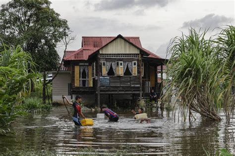 Number Of Flood Evacuees In Four States Continues To Rise Drop In