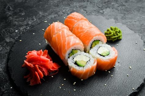 Rollo De Sushi Filadelfia Con Salm N Aguacate Queso Crema Sobre