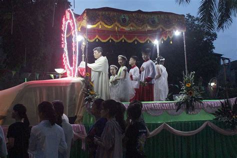 Adoring The Blessed Sacrament In Vietnam Uca News