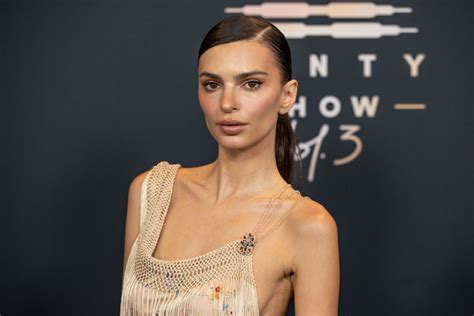 Emily Ratajkowski Luce Un Vestido Que Deja Ver Su Ropa Interior