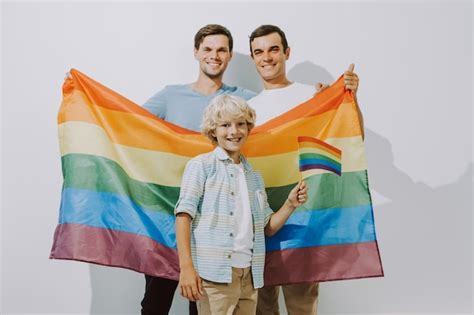 Familia Lgbt Pareja Gay Con Hijo Adoptivo Padres Homosexuales Con Su Hijo Divirti Ndose En Casa