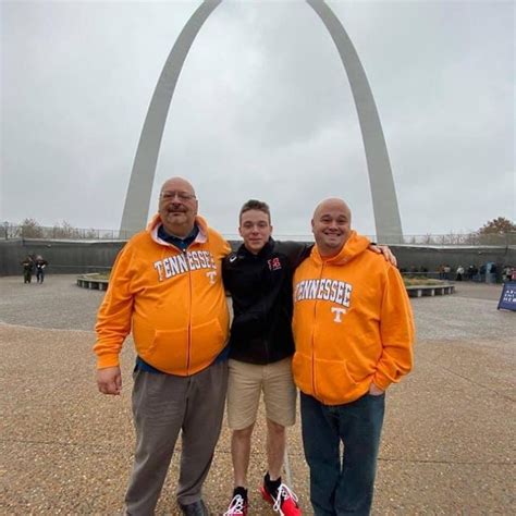 Un Gar On De Ans Est Enfin Adopt Par Un Couple Gay Apr S Avoir T Rejet Par Familles