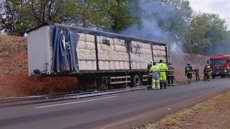 Caminhão carregado algodão pega fogo em rodovia de Rio Preto São