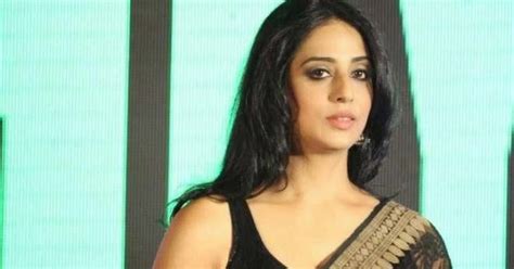 Desi Actress Pictures Mahie Gill Hot Photos In Saree Desipixer