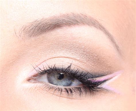 Creative eyeliner - Vit, lila & svart sminkning | Imakeyousmile.se