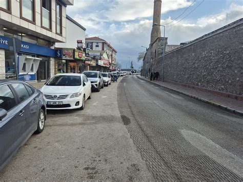 egirdirde hizirbey cami ve medrese onunde anayola ve  sira park