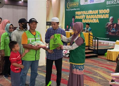 Baznas Bone Salurkan Ratusan Paket Ramadhan Bahagia Untuk Petugas