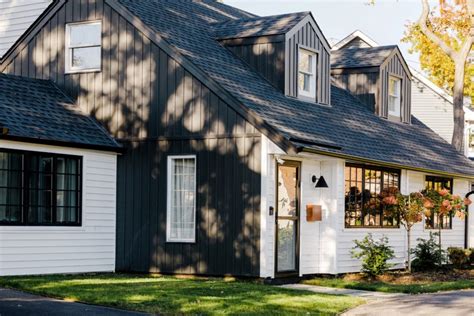 A Black and White House Exterior Is as Cool As You’re Imagining