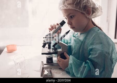 Ni A Scientist Mirando A Trav S Del Microscopio En Aula De Clase De