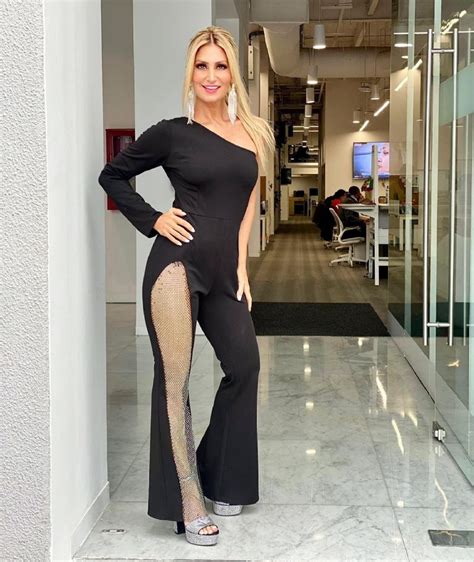 Anette Cuburu Derrocha Elegancia Con Escotado Vestido Negro En Los