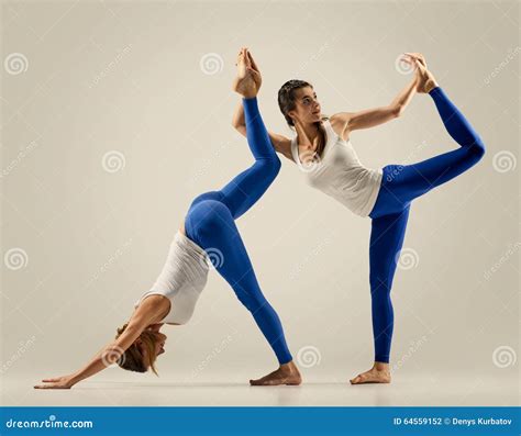 Paires De Yoga Femmes De Couples Pose De Duo Photo Stock Image Du Nature Lifestyle 64559152