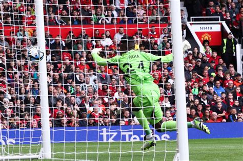 Manchester United Onana Prende Gol Da Centrocampo Con Il Lens