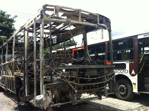 G1 Ônibus é incendiado em retaliação a mortes de jovens em Ipatinga