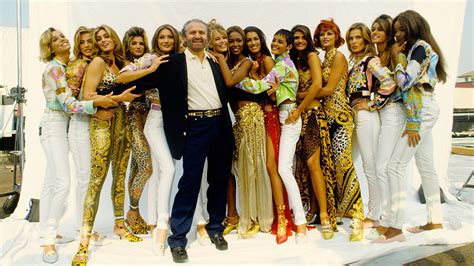 Gianni Versace La Storia Di Un Icona Della Moda Vogue Italia