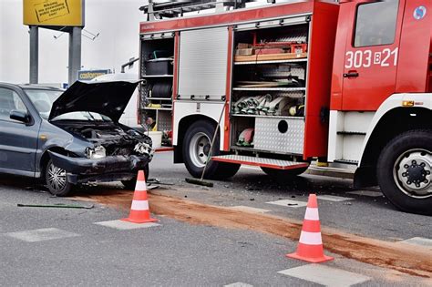 Wypadek na TBS ach Na ul KEN zderzyły się dwie osobówki ZDJĘCIA