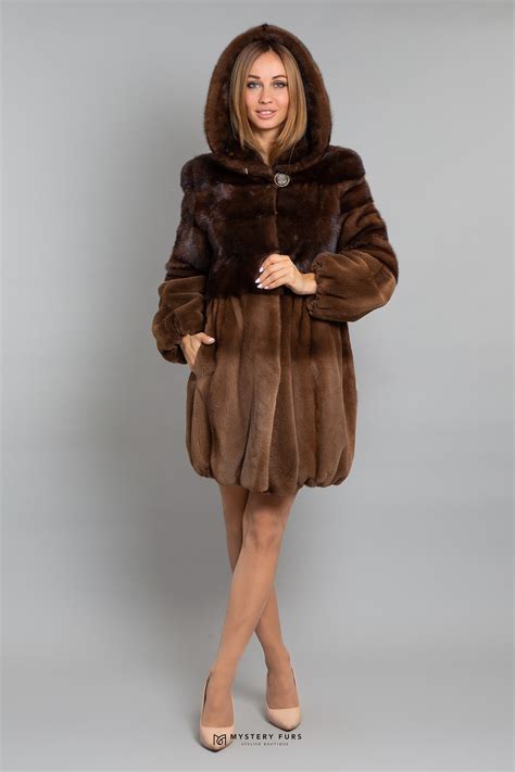 Коричневая шуба из норки с капюшоном - 85 фото