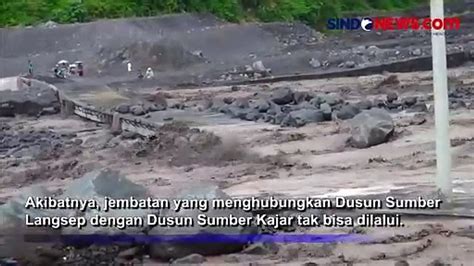 Banjir Lahar Dingin Gunung Semeru Tutup Jembatan Dengan Bebatuan Akses