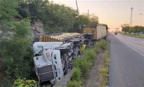 Vuelca Tr Iler Cargado De Pollos En La Carretera Nacional