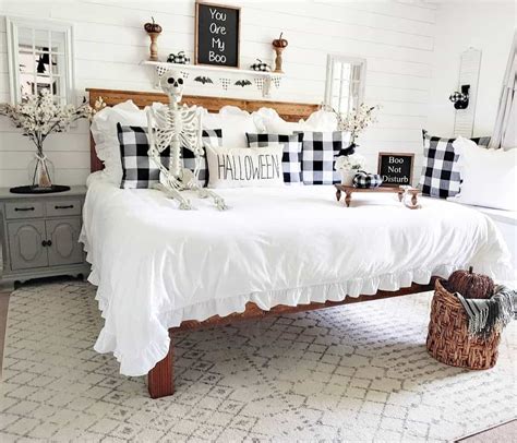 27 Black and White Bedroom Ideas That Are Cozy and Versatile