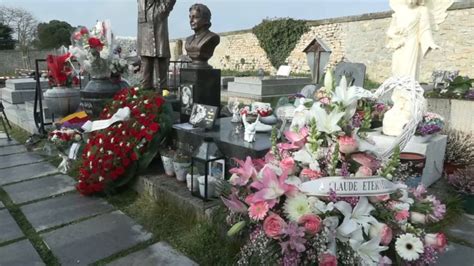 Les Fans De Claude Fran Ois R Unis Sur Sa Tombe Dans L Essonne Ans