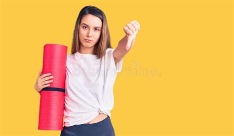 Joven Hermosa Chica Con Bikini Sonriendo En El Amor Que Muestra El S Mbolo Del Coraz N Y La