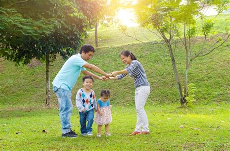 Familia asiática al aire libre calidad tiempo disfrute gente asiática