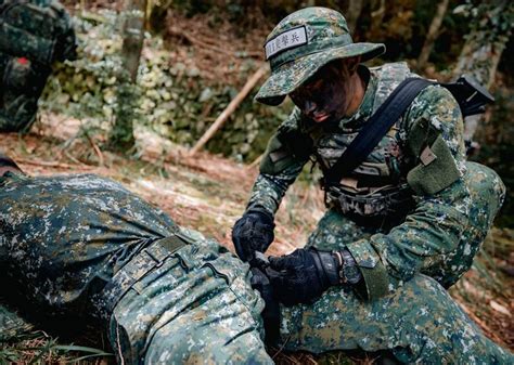 【陸軍111 2期突擊幹部訓練班 】精進救護技能 提升戰場存活率 軍聞 【陸軍111 2期突擊幹部訓練班 】精進救護技能 提升戰場