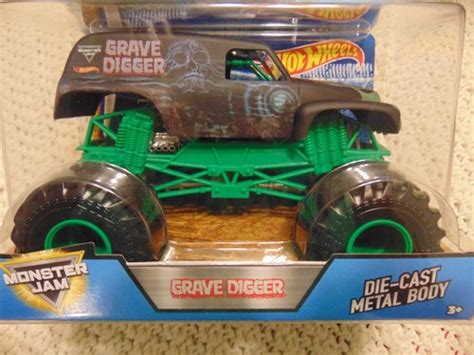 35th ANNIVERSARY GRAVE DIGGER 2017 HOT WHEELS MONSTER JAM TRUCK 1 24