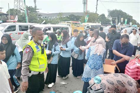 Peduli Jemaah Harlah Satu Abad Nu Anggota Polresta Sidoarjo Bagikan